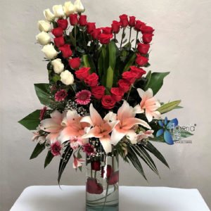 Hermoso arreglo floral con rosas y lilis - Florería Iris