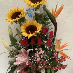 Arreglo floral con aves, girasoles y lilis - Florería Iris